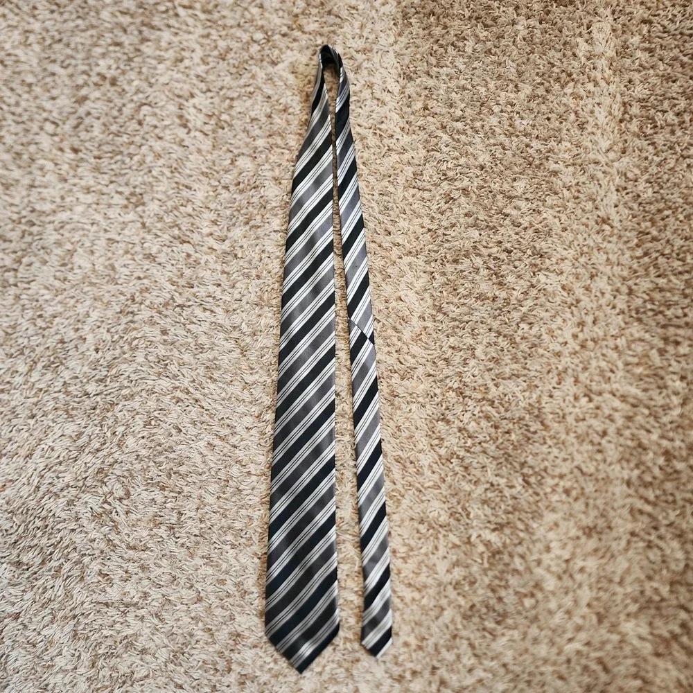 Donald J. Trump Signature Collection Black Gray Striped Men‎ Silk Neck Tie